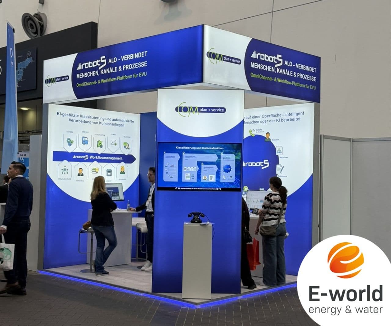 Beratungsgespräche zu Omnichannel und KI am Stand von COM plan + service auf der E-world 2026